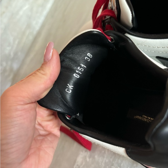 Queen Graphic Sneakers with Red Laces - Picture 11 of 11